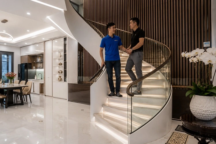 Khách hàng hài lòng khi nhận bàn giao cầu thang