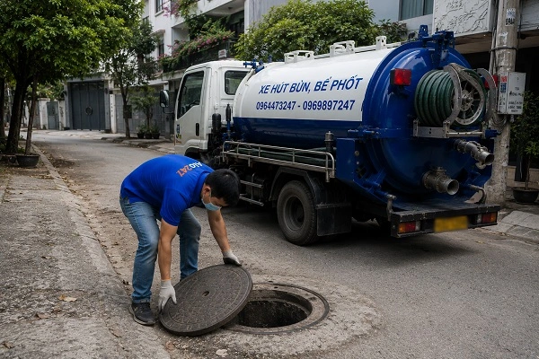 Thợ Alo247 chuẩn bị thi công hút chất thải bể phốt tại Vĩnh Hưng