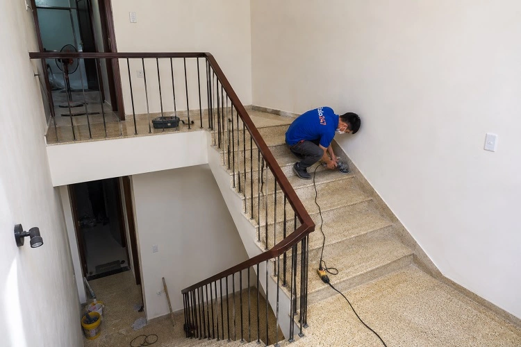 Thợ Alo247 đánh bóng và chống thấm mặt bậc cầu thang đá
