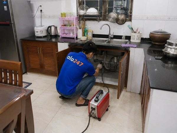 Thợ Alo247 dùng máy lò xo thông tắc cống chậu rửa bát tại Đông Ngạc