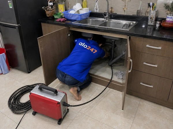 Thợ Alo247 dùng máy lò xo thông tắc cống chậu rửa bát tại Tây Tựu