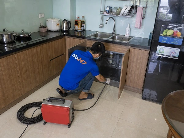 Thợ Alo247 dùng máy lò xo thông tắc cống chậu rửa bát tại Thượng Cát