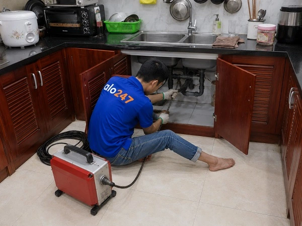 Thợ Alo247 dùng máy lò xo thông tắc cống chậu rửa bát tại Xuân Đỉnh