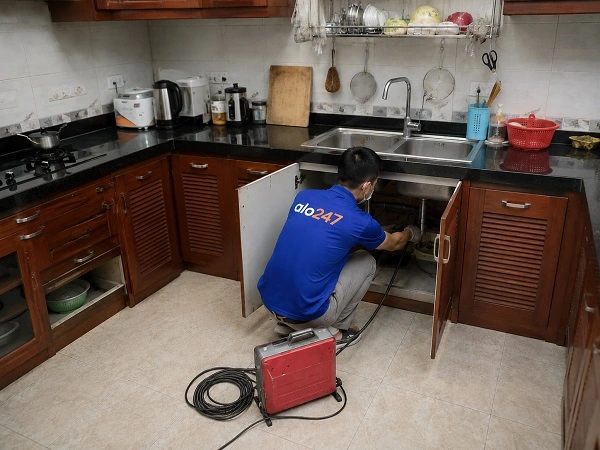 Thợ Alo247 dùng máy lò xo thông tắc cống chậu rửa bát tại Xuân Phương