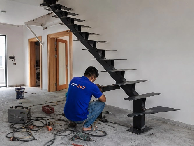 Thợ Alo247 lắp đặt và hàn cố định cho cầu thang xương cá