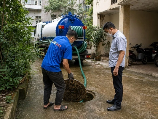 Thợ alo247 đang đưa ống hút xuống bể phốt để hút chất thải tại Hoà Phú