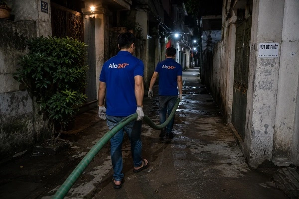Thợ alo247 đang lắp đặt ống hút chất thải bể phốt tại Tương Mai