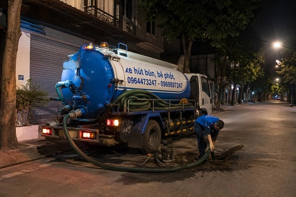 Thợ alo247 đang thi công hút bể phốt tại Bồ Đề