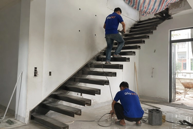 Thợ alo247 đang thi công lắp đặt cầu thang bay khung thép