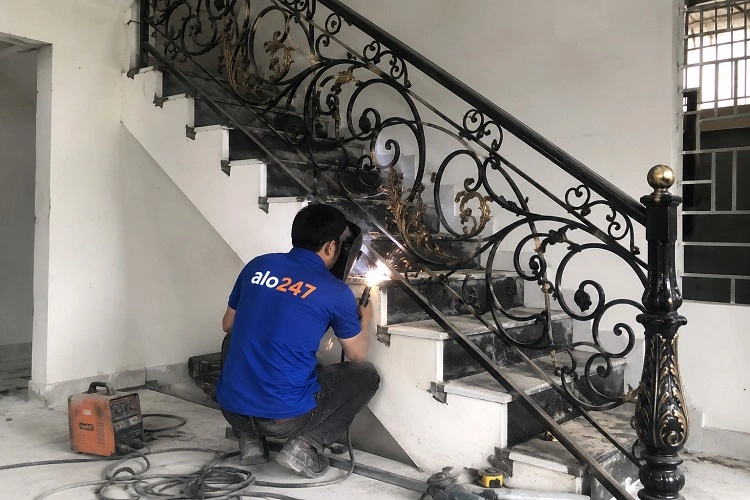 Thợ alo247 đang thi công lắp đặt cầu thang sắt nghệ thuật tại Hà Nội