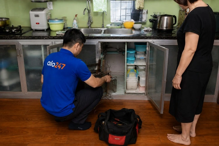 Thợ alo247 khảo sát và tư vấn phương án sửa chữa tủ bếp nhôm kính tại nhà cho khách hàng