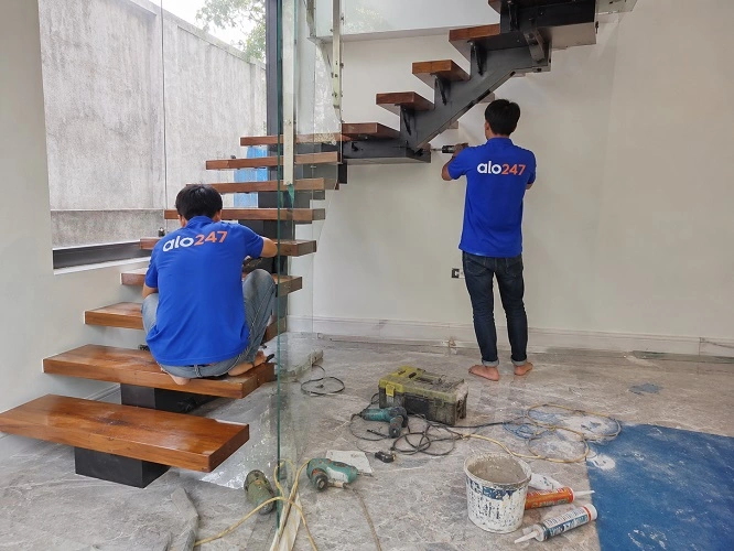 Thợ alo247 lắp đặt lan can kính cầu thang
