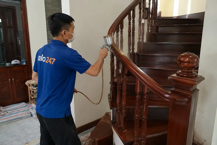 Thợ alo247 sơn lại cầu thang gỗ
