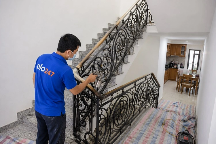 Thợ alo247 sơn lại cầu thang sắt nghệ thuật