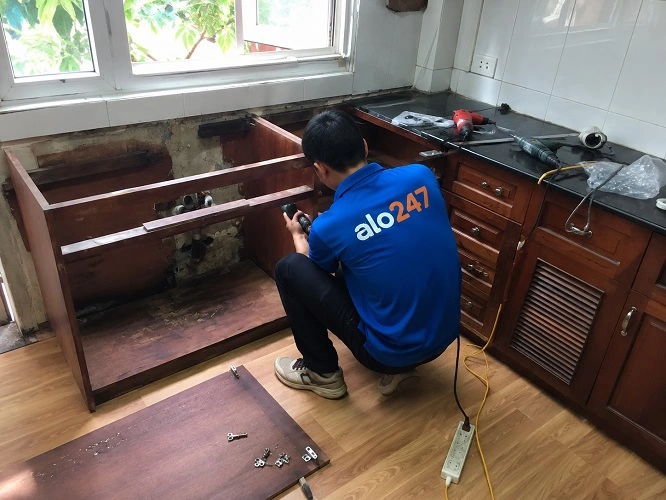 Thợ alo247 sửa chữa tủ bếp gỗ bị mối mọt, mục ẩm tại nhà