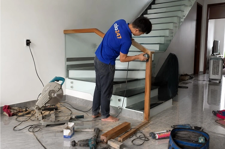 Thợ alo247 sửa tay vịn cầu thang kính
