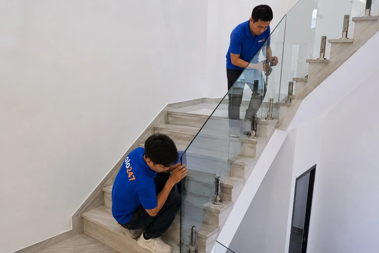 Thợ alo247 thay kính cường lực cầu thang