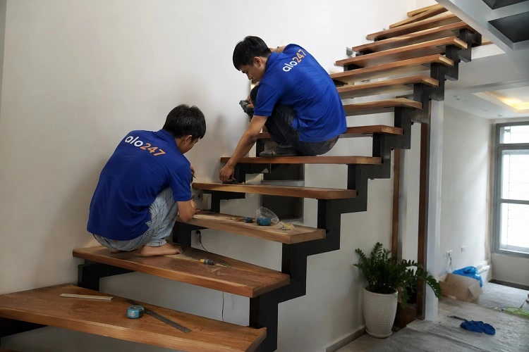 Thợ alo247 thi công cầu thang xương cá đôi mặt bậc gỗ