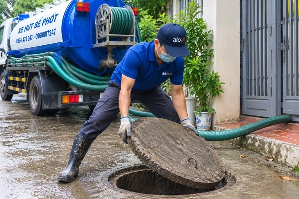 Thợ alo247 thực hiện hút bể phốt tại Đoài Phương