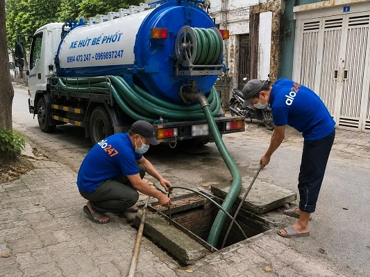 Thợ alo247 thực hiện hút bể phốt tại Dương Hòa
