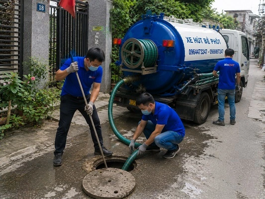 Thợ alo247 thực hiện hút bể phốt tại Hoà Phú