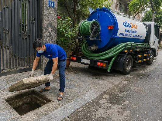 Thợ alo247 thực hiện hút bể phốt tại Nội Bài