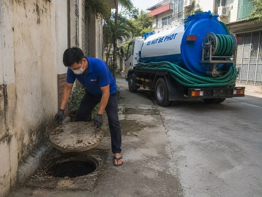 Thợ alo247 thực hiện hút bể phốt tại Ô Diên