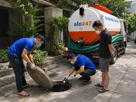 Thợ alo247 thực hiện hút bể phốt tại Thư Lâm