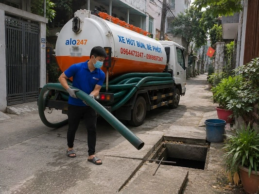 Thợ alo247 thực hiện hút bể phốt tại Tùng Thiện