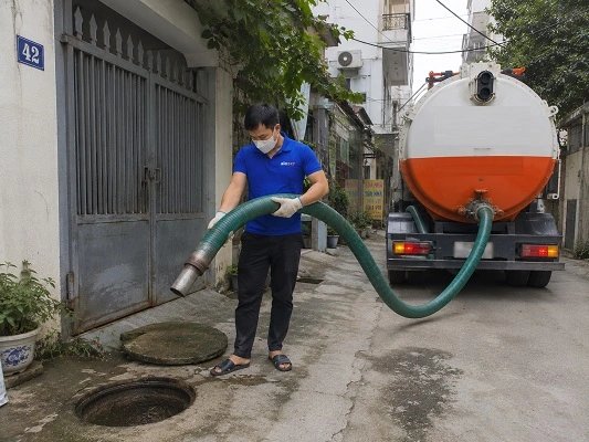 Thợ alo247 thực hiện hút bể phốt tại Yên Xuân