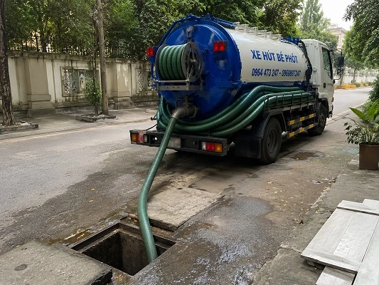 Xe bồn hút bể phốt chân không của alo247 tại Bát Tràng