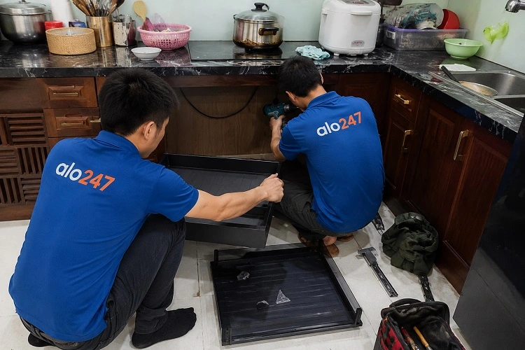 lắp đặt ngăn kéo mới và hệ thống ray trượt cho tủ bếp của thợ alo247