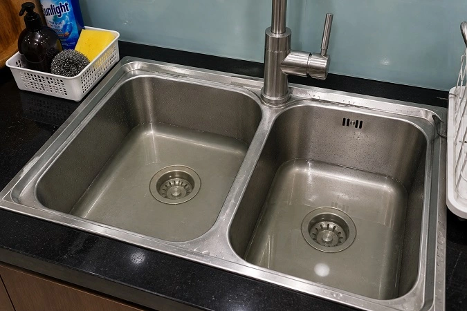Bồn rửa bát bị tắc nghẽn không thoát nước cần xử lý tại Mê Linh