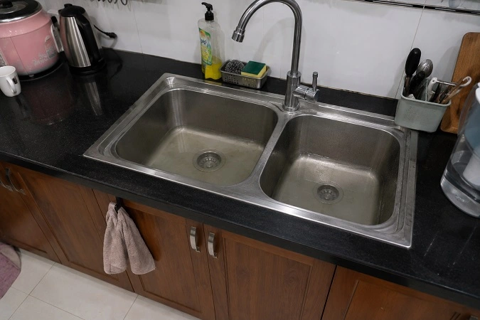 Bồn rửa bát bị tắc nghẽn không thoát nước cần xử lý tại Ngọc Hồi