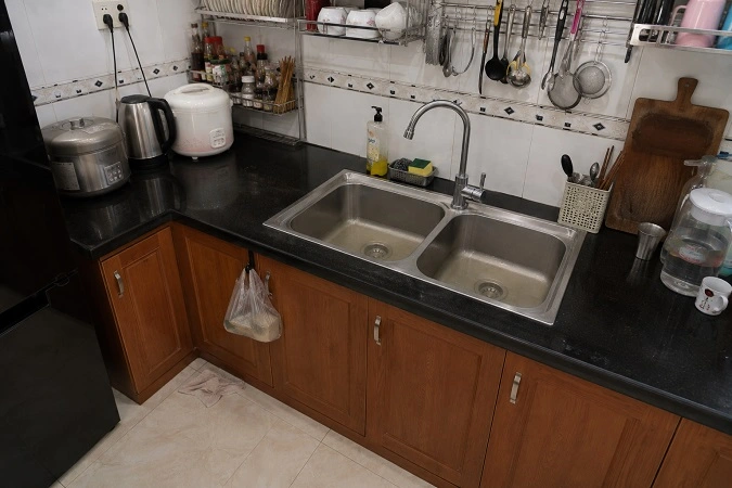 Bồn rửa bát bị tắc nghẽn không thoát nước cần xử lý tại Phú Lương