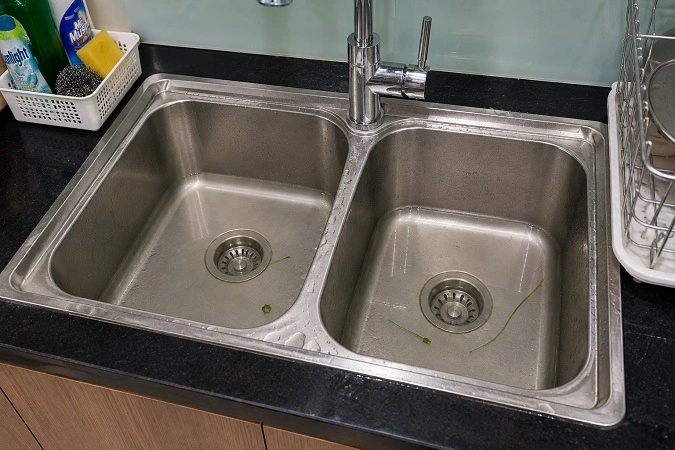 Bồn rửa bát bị tắc nghẽn không thoát nước cần xử lý tại Sóc Sơn