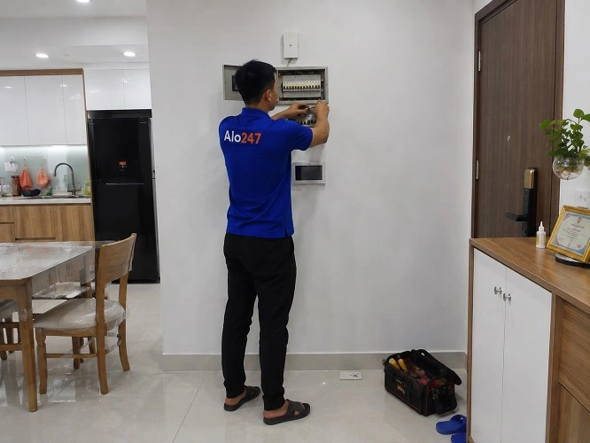 Thợ Alo247 đang khắc phục aptomat bị ngắt