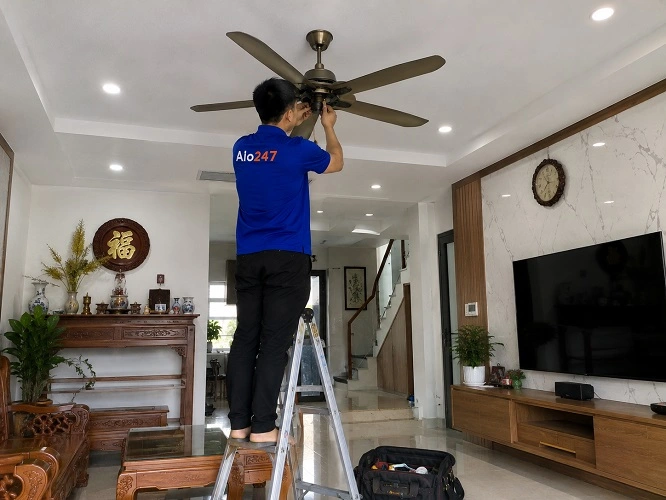 Thợ Alo247 đang khắc phục quạt trần phát tiếng ồn