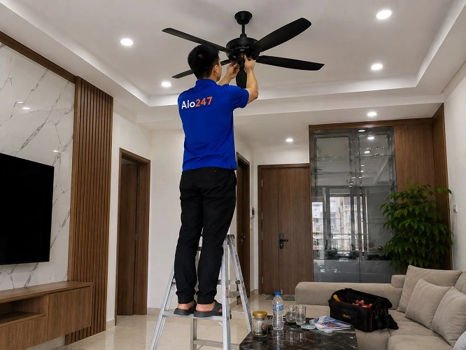 Thợ Alo247 đang kiểm tra quạt trần không hoạt động