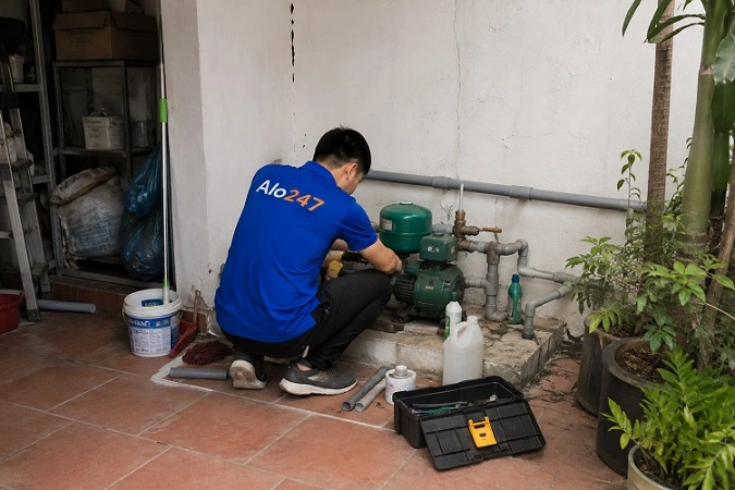 Thợ Alo247 đang sửa chữa máy bơm nước tận nơi