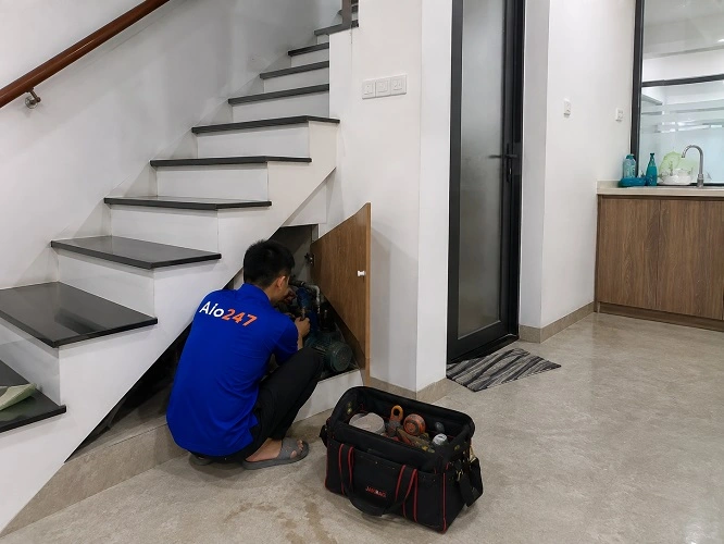 Thợ Alo247 đang sửa máy bơm không lên nước