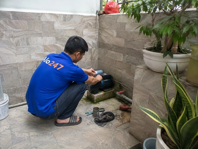Thợ Alo247 đang sửa máy bơm tự ngắt