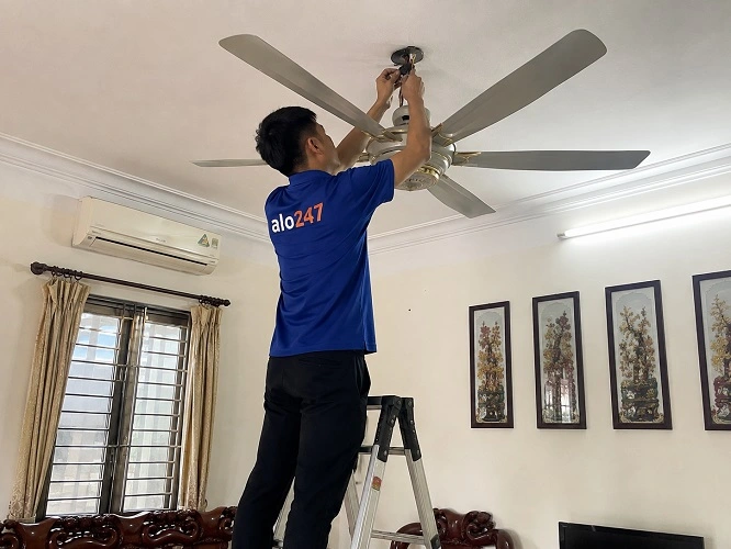 Thợ Alo247 đang sửa quạt trần bị đảo khi quay