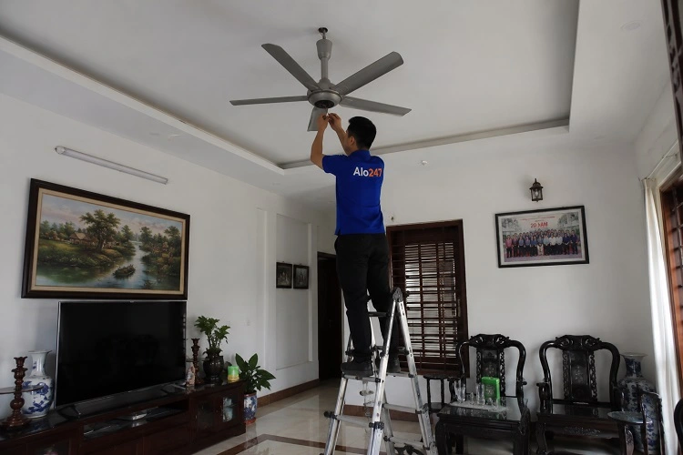 Thợ Alo247 đang sửa quạt trần bị rung lắc