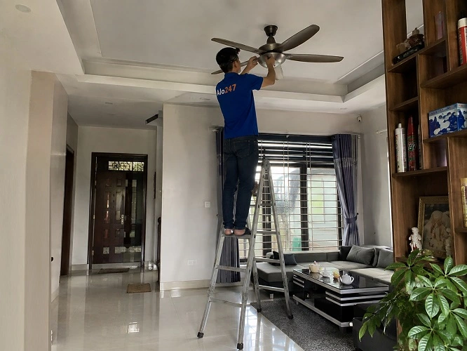 Thợ Alo247 đang sửa quạt trần không quay