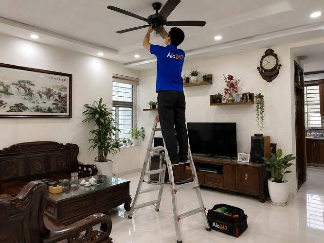 Thợ Alo247 đang sửa quạt trần quay chậm