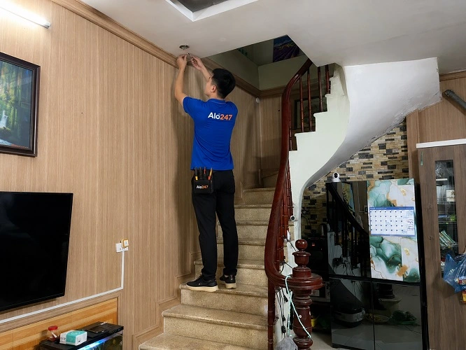 Thợ Alo247 đang thay bóng đèn tại nhà