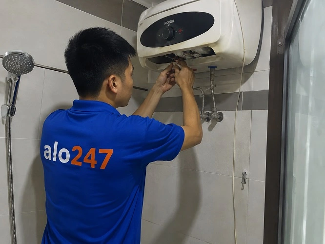Thợ Alo247 kiểm tra bình nóng lạnh bị hỏng