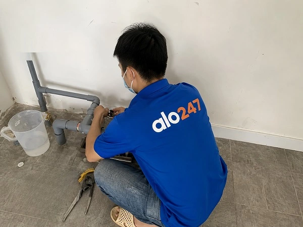Thợ Alo247 kiểm tra đánh giá tình trạng thiết bị điện nước trước khi sửa