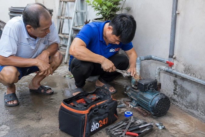 Thợ Alo247 kiểm tra sự cố và tư vấn phương án sửa chữa cho khách hàng